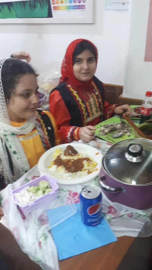 نمایشگاه غذاهای محلی دانش آموزان باران اندیشه به مناسبت روز رشت